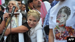 Iulia Timoshenko îşi salută suporterii, 24 iunie 2011