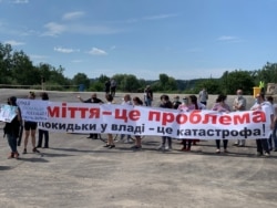 Люди протестують проти станції і майбутнього заводу