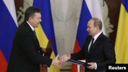 Президент России Владимир Путин (справа) и президент Украины Виктор Янукович. Москва, 17 декабря 2013 года. 