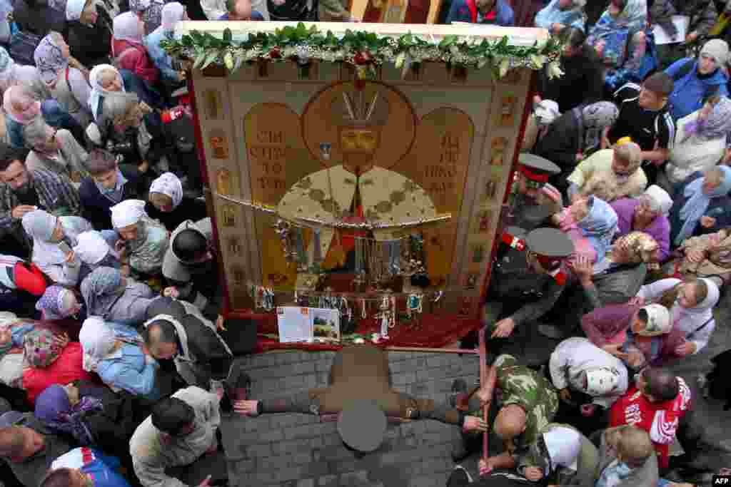 People carry an icon with a portrait of the last Russian tsar, Nicholas II, during a procession in Yeketerinburg. (AFP/Vladislav Lonshakov)