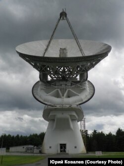 Радиотелескоп в обсерватории Грин Бэнк, США. В 1969 году он участвовал в первых советско-американских РСДБ-наблюдениях, а сейчас является частью "Радиоастрона"