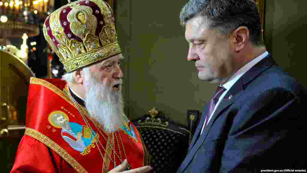 Почесний патріарх Православної церкви України Філарет (ліворуч) і президент України Петро Порошенко