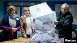 Избирательная комиссия после голосования, Кишинев, 30 ноября 2014 года.
