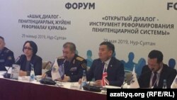 Министр внутренних дел Казахстана Ерлан Тургумбаев (в центре) на форуме «Открытый диалог — инструмент реформирования пенитенциарной системы». Нур-Султан, 29 мая 2019 года.