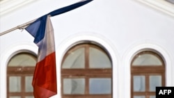 Архіўнае ілюстрацыйнае фота. Францускі сьцяг над амбасадай Францыі ў Менску