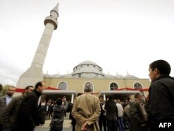 Мусульмане идут к мечети в Дуйсбурге, Германия.