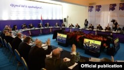Armenia - President Serzh Sarkisian chairs a meeting of a state commission on the 100th anniversary of the Armenian genocide, Yerevan, 29Jan2015.