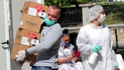 Medicinski radnici unose medicinsku opremu u bolnicu, Sarajevo, 28. april