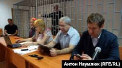Адвокати Марина Дубровіна, Докка Іцлаєв й Ілля Новіков в залі суду в Грозному (архівне фото)
