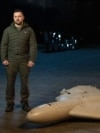 Президент Володимир Зеленський під час відеозвернення поруч зі збитим іранським дроном-камікадзе «Шахед-136». Київ, 27 жовтня 2022 року