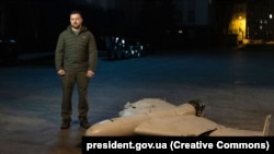 Prezident Volodimir Zelenski Ukraynada vurulmuş Şahed-136 dronunun yanında (Arxiv fotosu)
