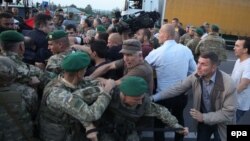 Саакашвили тарафдорлари чегарада полиция ва чегарачилар билан тўқнашди.