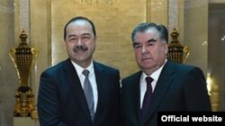 Эмомали Рахмон (справа) и премьер-министр Узбекистана Абдулло Арипов. Архивное фото