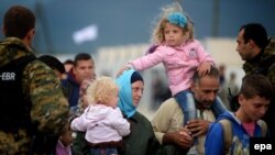 Сирийские беженцы пытаются сесть в поезд на границе Македонии и Греции 