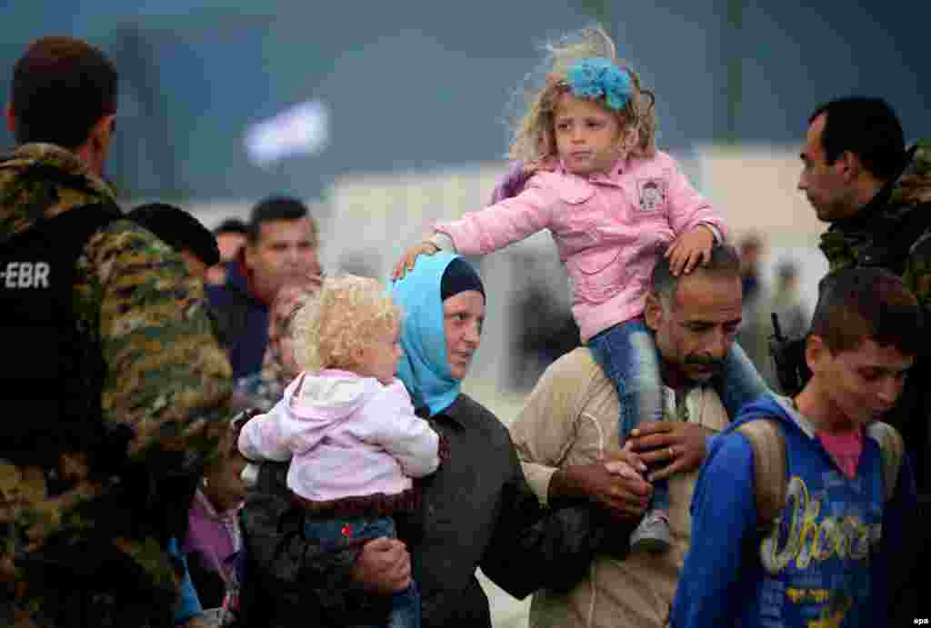 پناهجویان که بیشتر آن ها از سوریه هستند، پس از گذرگاه مرزی یونان و مقدونیه سوار قطار می شوند تا کریدور موسوم به بالکان (ترکیه، یونان، مقدونیه و صربستان) را طی کنند