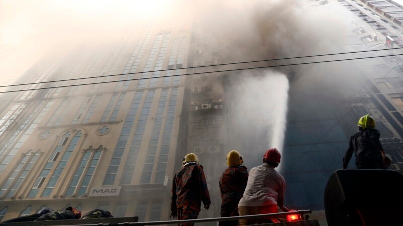 Dy persona vdesin nga zjarri në një qendër tregtare në Bankok