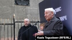 Полковник в отставке Леонид Гирш (справа), Александр Барон, президент ассоциации еврейских национальных организаций Казахстана "Мицва", на открытии мемориальной доски в память о писателе Морисе Симашко. Алматы, 18 марта 2015 года.