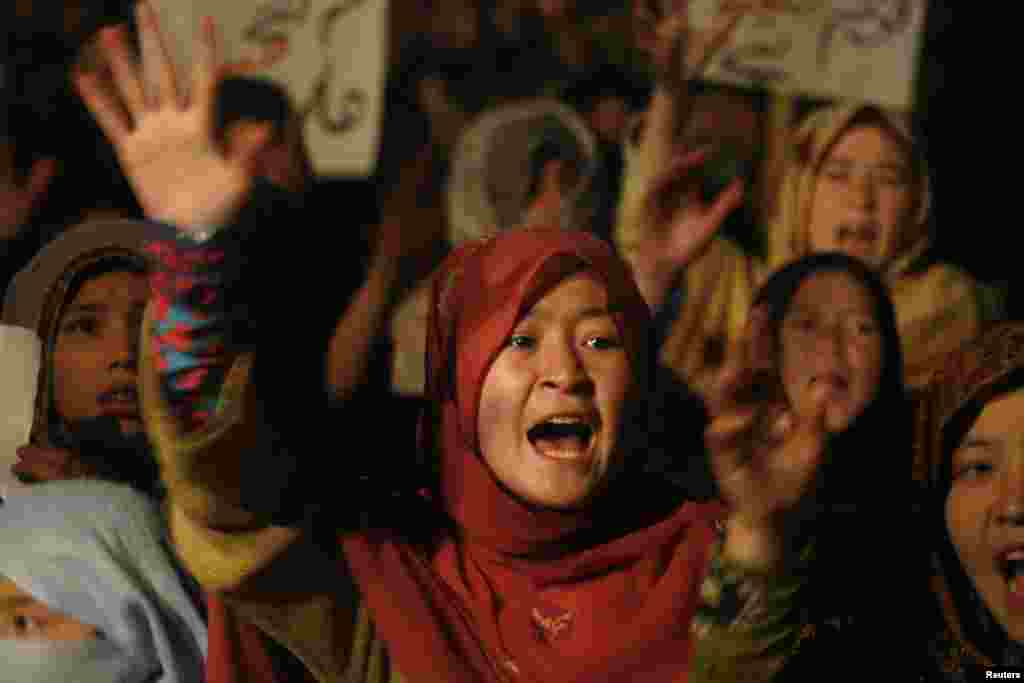 A Shi&#39;ite Muslim girl shouts slogans during a protest against the bomb attack in Quetta. (Reuters/Naseer Ahmed)