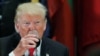 25 сентябри соли 2018, Ню Йорк. Президент Доналд Трамп дар ҷаласаи Маҷмаи кулли СММ Diet Coke менӯшад