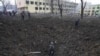 Українські рятувальники і військові на території знищеної російськими обстрілами лікарні в Маріуполі, 9 березня 2022 року