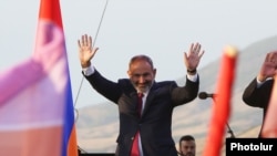 Премьер-министр Армении Никол Пашинян выступает на центральной площади Степанакерта, 5 августа 2019 г.