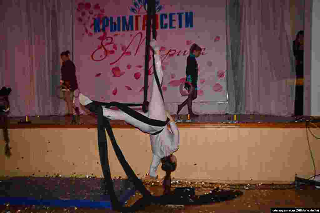 Співробітниці «Крымгазсети» демонструють гімнастичні таланти 