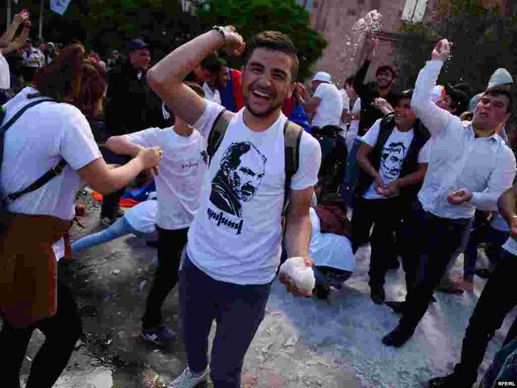 A truck dumped a load of snow from Armenia&#39;s Mt. Aragats onto Yerevan&#39;s Republic Square. A snowball fight broke out shortly afterwards.&nbsp;