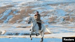 Kim Džong Un jaše konja na planini Pektu