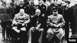 "Большая тройка" – Черчилль, Рузвельт, Сталин – на Ялтинской конференции