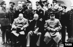 Ялта, Крим. Під час роботи Ялтинської конференції союзників, 1945 рік. На фото сидять (зліва направо): Вінстон Черчилль, Франклін Рузвельт і Йосип Сталін