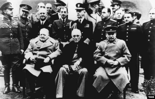 Ялта, Крим. Під час роботи Ялтинської конференції союзників, 1945 рік. На фото сидять (зліва направо): Вінстон Черчилль, Франклін Рузвельт і Йосип Сталін