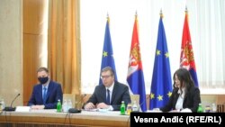 Predsednik Srbije Aleksandar Vučić 8u sredini) na otvaranju trećeg dijaloga o pitanju Kosova sa Nacionalnim konventom o EU