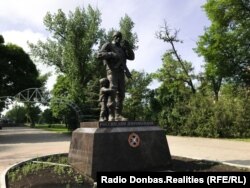 Пам’ятник, встановлений після окупації Луганська в сквері Молодої Гвардії