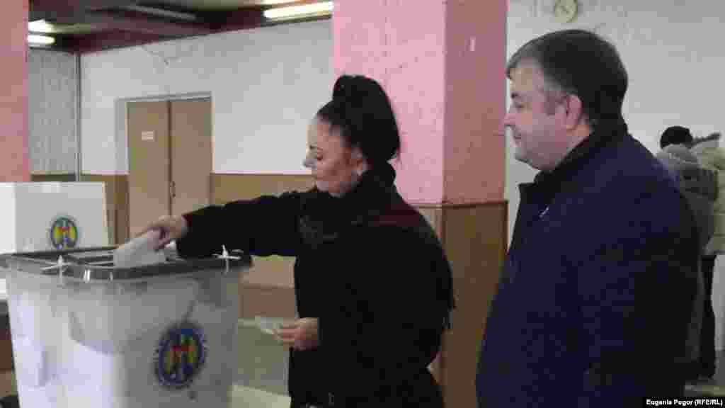 Primarul democrat&nbsp;Nicolai Dudoglo cu soția la vot.