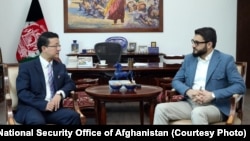 حمدالله محب مشاور امنیت ملی افغانستان (راست) حین دیدار با لیو جین سانگ سفیر چین در کابل. June 13 2019