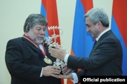 Steve Wozniak na dodjeli nagrade u Jerevanu, Armenija, 11. novembar 2011.