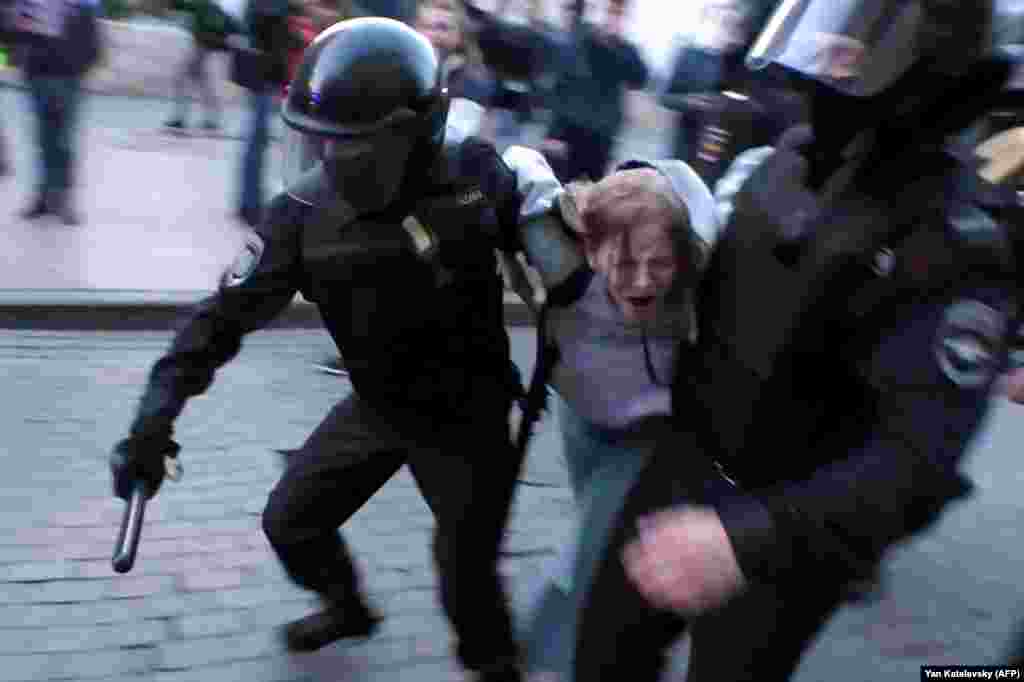 РУСИЈА - Рускиот претседател Владимир Путин ги следи протестите на опозицијата во Москва, но не верува дека тие се доволно важни, соопшти портпаролот на Кремљ, Дмитриј Песков. Светската јавност денеска со остри критики за руските власти по објавата на видеото на кое се гледа како полицаец тепа жена на протестст во Москва.