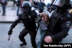 Poliția reține o participantă la manifestația în sprijinul alegerilor libere și corecte de la Moscova din 10 august 2019