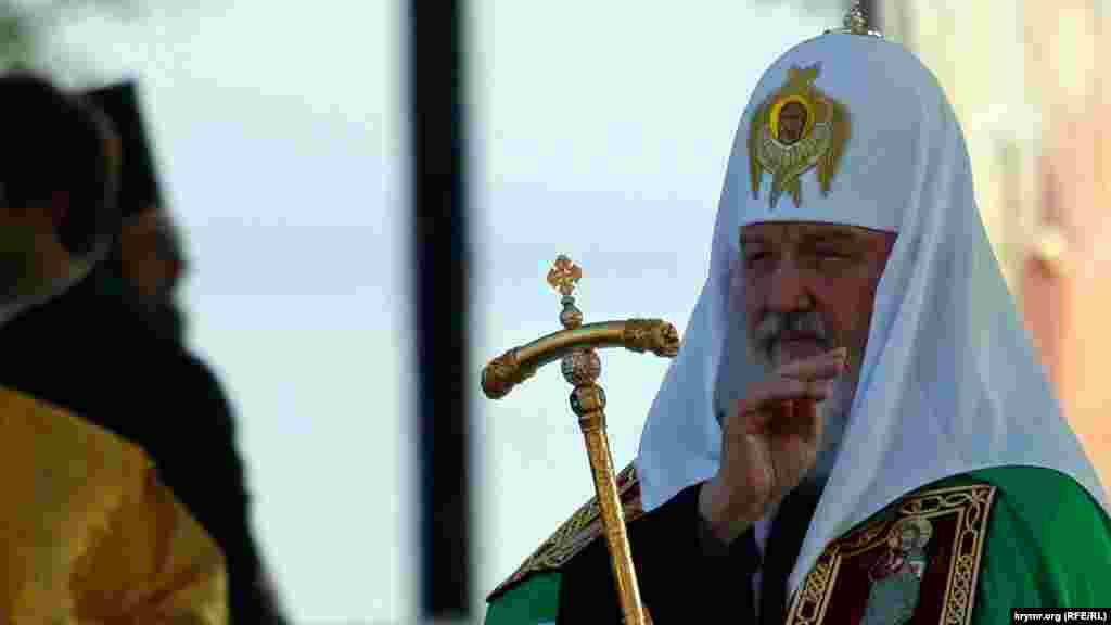 АЛБАНИЈА - Патријархот Кирил, поглаварот на Руската православна црква, отслужи богослужба во Тирана за време на неговата прва посета во главно муслиманската Албанија. Ние православните христијани кои живееме во разни земји, ги делиме истите вредности и мора да ги следиме, изјави тој пред стотици верници во православната црква во Тирана. 