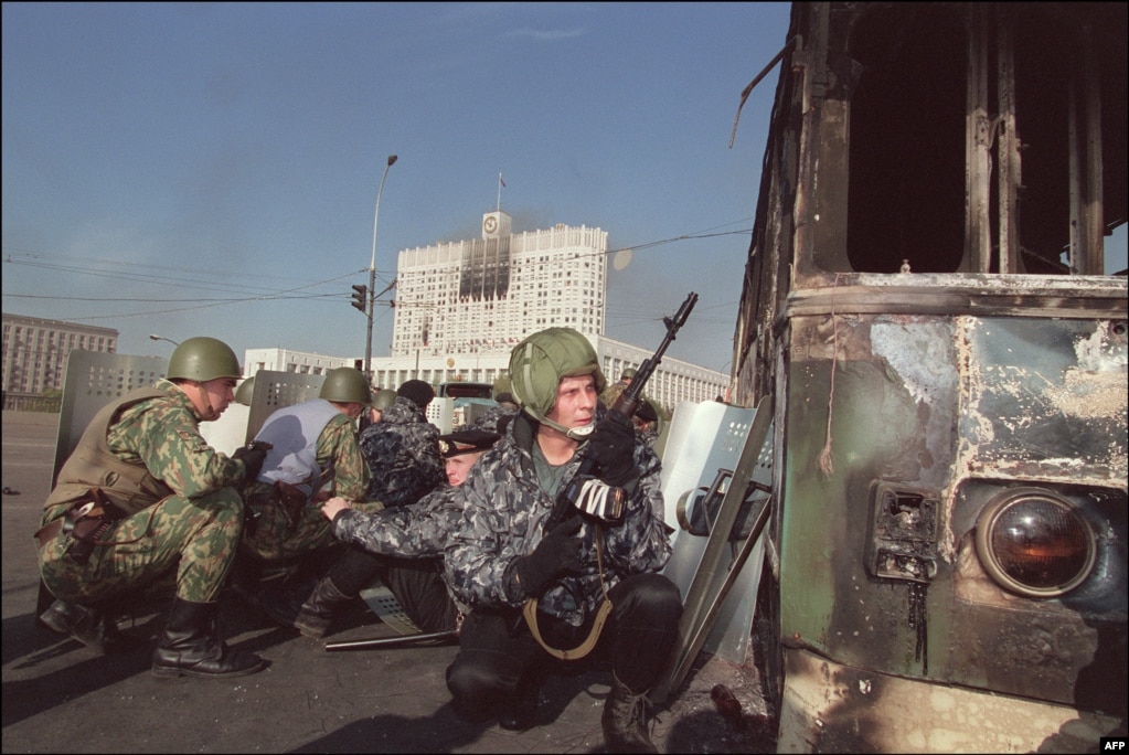 Le forze speciali russe si mettono al riparo la mattina del 4 ottobre, poco prima di assaltare il palazzo del parlamento.