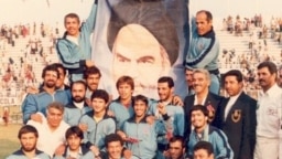 مصطفی داودی، نفر دوم از راست، در زمان همراهی تیم کشتی آزاد ایران در بازی‌های آسیایی دهلی در ۱۹۸۲