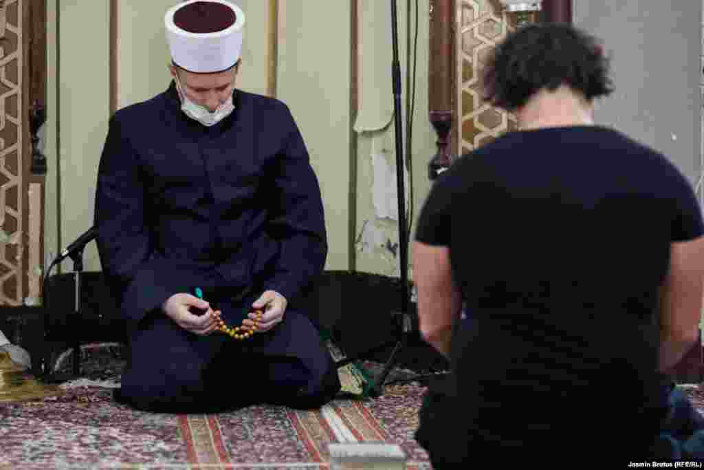 Imam Alipašine džamije Muhamed-ef. Hafizović uči zikir nakon popodnevnog namaza, Sarajevo, 23. april, 2020.&nbsp;