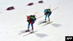Российская биатлонистка Ольга Зайцева (слева) на Олимпиаде в Сочи (архивное фото)