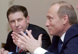 Президент Росії Володимир Путін (праворуч) і його радник з економічних питань Андрій Ілларіонов. Москва, 9 квітня 2004 року
