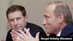 Архивное фото: президент России Владимир Путин (справа) и советник президента по экономике Андрей Илларионов (слева), 2004 год