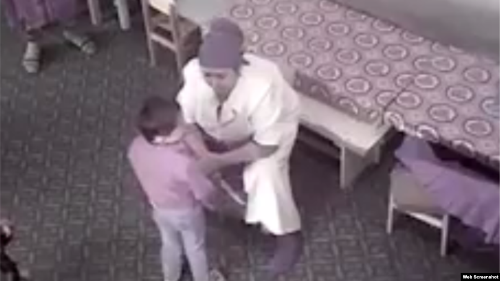 Видеофильмдаги тарбиячининг болани пичоқ билан қўрқитаётгани ҳолати