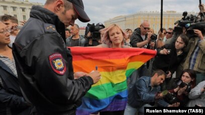 «Осторожно, новости»: полиция провела рейды в ЛГБТ-клубах Москвы