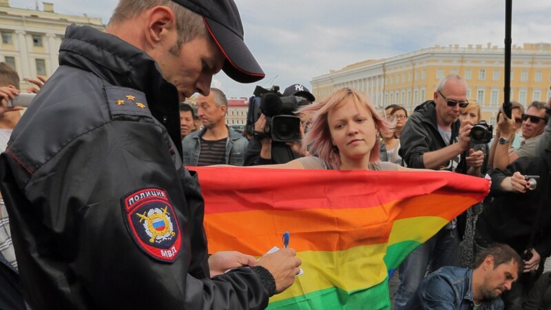 В Пятигорске задержали участницу одиночного пикета в поддержку ЛГБТ в Чечне 