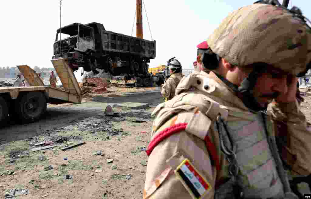 ИРАК - Самоубиец во автомобил бомба целел контролен пункт во западен Ирак убивајќи најмалку 11 луѓе, а повредени се 16, соопштија официјални претставници.