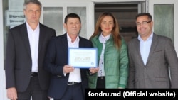 Elena Griţco în ipostaza de preşedinte al Fundaţiei lui Renato Usatîi înmânând certificate de ajutoare materiale primarilor